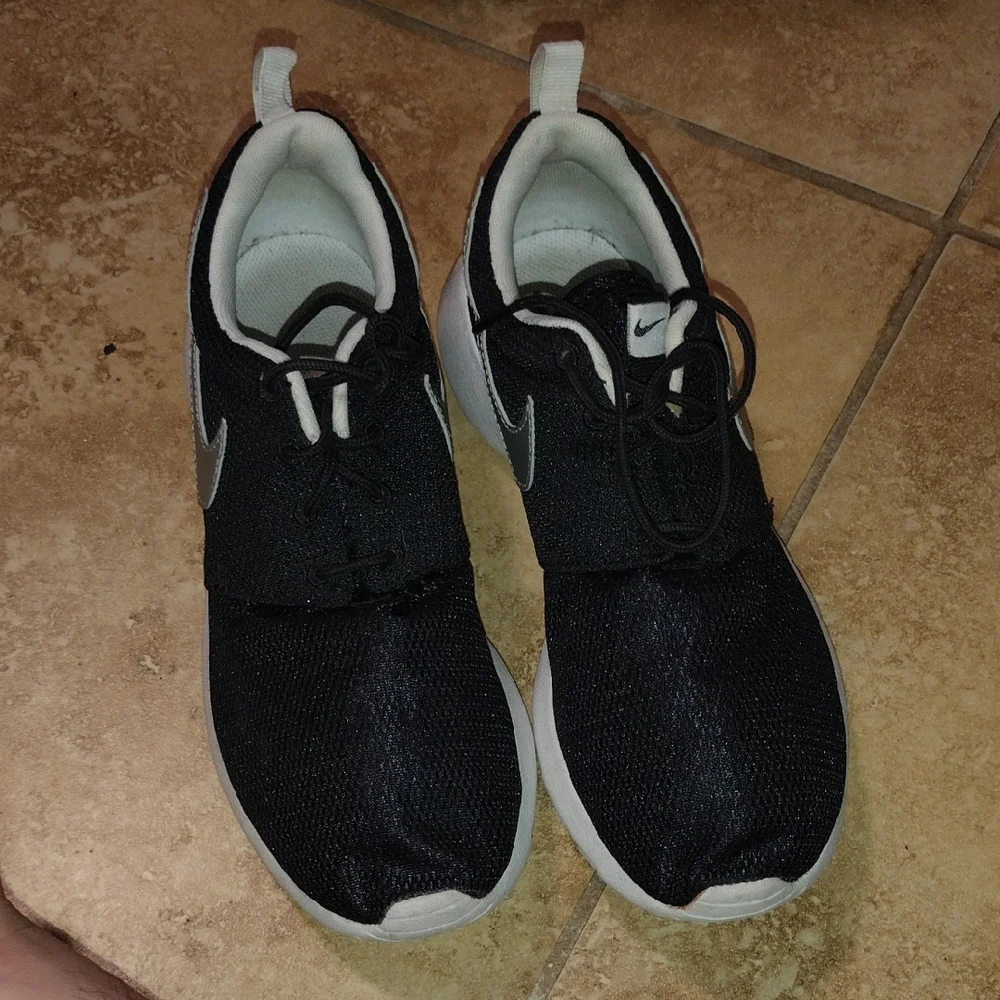 Boys 5.5 - Nike Black and White Athletic Shoes - Picture 1 of 4